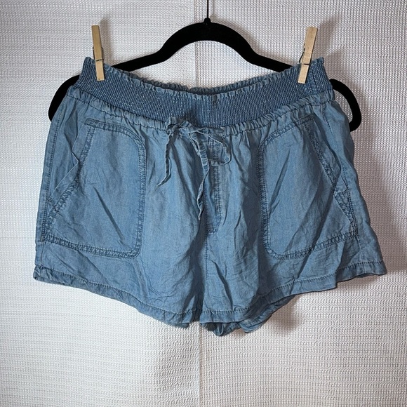 LOVE TREE Chambray Smocked Blue HI Rise Shorts Women Large - Picture 1 of 4